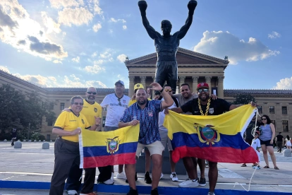 Carlos Chávez posa junto a su padre y varios amigos ecuatorianos en las escalinatas de Rocky, uno de los puntos de encuentro de la hinchada tricolor en Filadelfia. El grupo viajó desde Miami para acompañar a la Selección de Ecuador en el Mundial 2026.