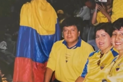 María José Pinargote, ubicada en el centro de la imagen, junto a otros aficionados ecuatorianos durante un partido del Mundial.