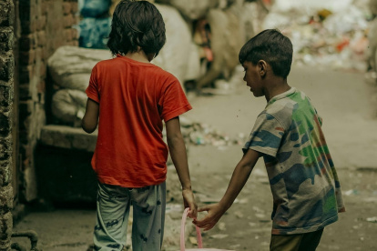 Más de 450.000 menores no constan en el sistema educativo, una brecha que expertos vinculan con problemas sociales acumulados desde la pandemia.