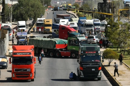 Vehículos en una caravana de transportistas para exigir el levante de los bloqueos de carreteras este 15 de junio de 2026, en Cochabamba (Bolivia).