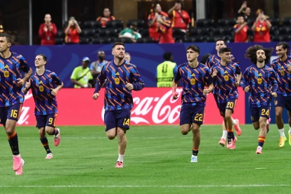 Los jugadores españoles salen a calentar en el Estadio Atlanta.