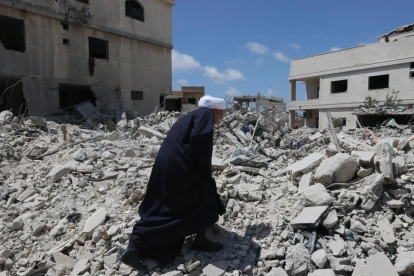 Un hombre que ha regresado a su pueblo camina sobre los escombros de un edificio destruido tras un ataque israelí en el sur del Líbano, el 15 de junio de 2026.