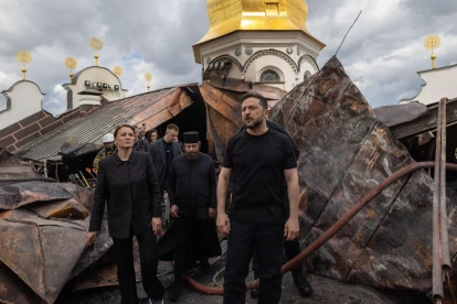 El presidente ucraniano Volodímir Zelenski durante su visita del 15 de junio a la catedral de la Dormición.