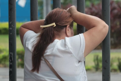 En el centro forense están los familiares de los fallecidos en el choque de una camioneta y un camión, en la vía Guayaquil - Santa Elena.