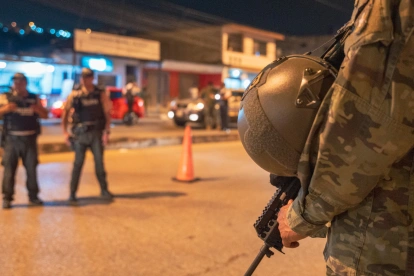 Militares realizan operativos de control durante el estado de excepción en Ecuador.