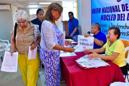 Una de las reuniones que tuvieron los adultos mayores y personas con discapacidad para demostrar que hay atraso en la devolución del IVA.