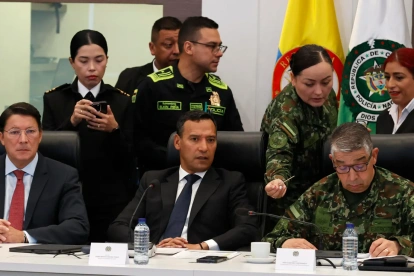 El registrador Nacional del Estado Civil, Hernán Penagos (i), el ministro de Defensa de Colombia, Pedro Sánchez (c), y el comandante general de las Fuerzas Militares de Colombia, Hugo López Barreto, este 16 de junio