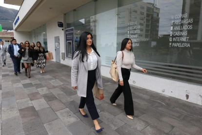 Daniela Burgos (i), abogada de los hermanos del alcalde de Guayaquil, Aquiles Álvarez, llegó junto a otros representantes legales a la diligencia del caso Goleada en Quito.