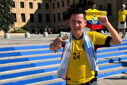 Gigio Benavides celebra en Estados Unidos con la camiseta amarilla y una bufanda celeste como recuerdo del Mundial.
