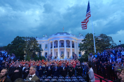 Trump construyó un estadio temporal en los jardines de la Casa Blanca para celebrar su cumpleaños con una velada de combates de la UFC
