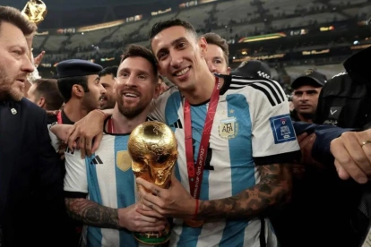 Ángel Di María (d) junto a Lionel Messi, tras quedar campeón con Argentina en Qatar 2022.