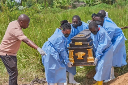 El ataúd de una víctima del ébola es llevado a una tumba en Rwanpara, Ituri, República Democrática del Congo, el 9 de junio de 2026.