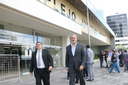 Julio Cueva e parte de la defensa del alcalde Guayaquil Aquiles Álvarez en el caso Goleada.