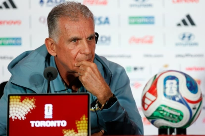 El seleccionador de Ghana, Carlos Queiroz, habla en una rueda de prensa del Mundial 2026. El español tenía restricciones como idioma a usar.