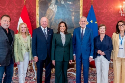 La exvicepresidenta demócrata Kamala Harris (c), posa junto al presidente austríaco, Alexander Van der Bellen (3d) y el actor y exgobernador republicano de California Arnold Schwarzenegger (i).