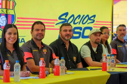 La dirigencia de Barcelona SC, presidida por Antonio Álvarez (c), en la asamblea del 13 de junio.