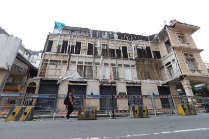 Casa Tola. La vivienda ha tenido varios episodios de colapsos parciales. Desde la calle se observa el interior de la estructura.