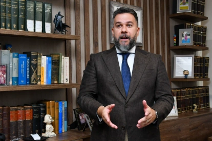 Rafael Sandoval, experto en negocios fiduciarios y fondos de inversión de ZION, durante la entrevista con EXPRESO.