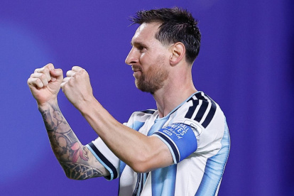 Lionel Messi celebra uno de sus tres goles ante Argelia en una noche que lo acercó a la cima histórica de los goleadores de los Mundiales.