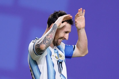 Lionel Messi festeja uno de sus tres goles ante Argelia.