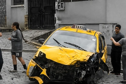 Taxi atropelló a dos peatones en San Juan, Centro Histórico de Quito; la mujer fue proyectada varios metros tras el impacto.
