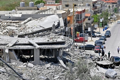Edificios destruidos y vehículos sepultados tras un bombardeo en Líbano, horas antes de la prevista firma de paz.