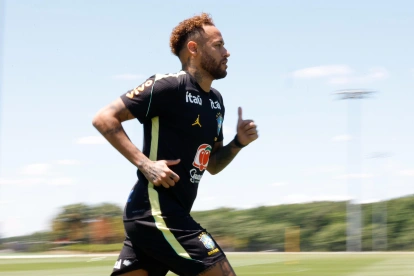 Neymar ya se entrenó a la par con el resto de sus compañeros en Brasil.