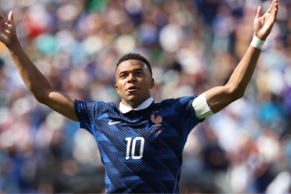 El delantero Kylian Mbappé batió registros históricos franceses en su debut frente a Senegal