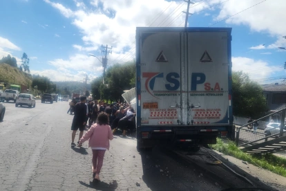 El vehículo pesado se chocó en la avenida Simón Bolívar, cerca de un puente peatonal, en el sector de la Loma de Puengasí.