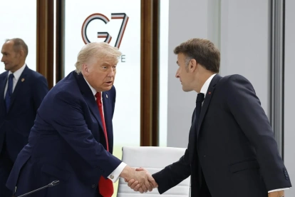 El presidente de EE.UU., Donald J. Trump (i) y el presidente francés, Emmanuel Macron (d) durante la cumbre del G7 en Evian-les-Bains, Francia, el 17 de junio de 2026.