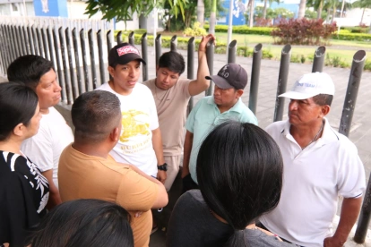 Las afueras de la morgue ha sido el lugar de concentración de los familiares de las víctimas de este siniestro vial, que esperan que se identifique a los cadáveres.