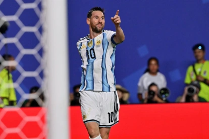 Lionel Messi festeja uno de sus goles contra Argelia.