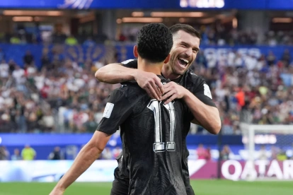 Elijah Just (c-adelante) y Tim Payne de Nueva Zelanda celebran un gol este lunes, durante un partido del grupo G.