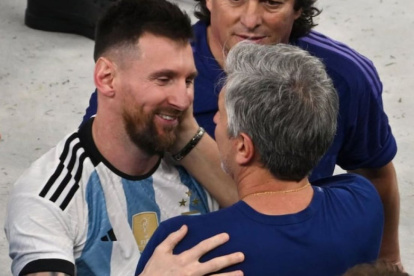 Jorge Messi acompaña a Lionel Messi en momentos clave de su carrera deportiva y personal.