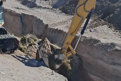 Una excavadora destruyendo un puente clandestino en una zanja de la frontera norte este martes, en Colchane (Chile).