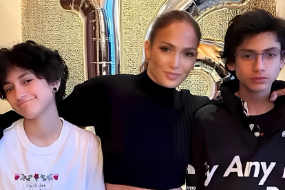Jennifer Lopez junto a sus hijos.