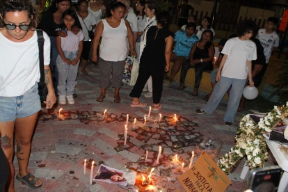 Los homenajes a Monika Silva en Montañita continúan. Amigos y activistas exigen que se aceleren las investigaciones sobre su muerte.