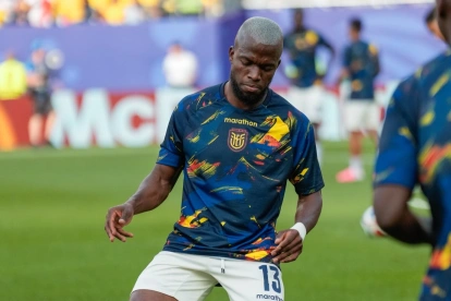 Enner Valencia en el calentamiento de Ecuador ante Costa de Marfil.