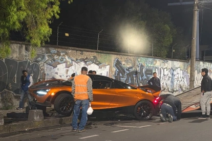 El exclusivo deportivo de alta gama McLaren 720S Spider, de color anaranjado, sufrió daños severos en su carrocería frontal tras perder pista en el norte de la capital.