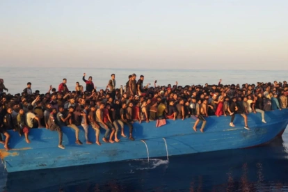 Un barco con migrantes en aguas cercanas a la isla italiana de Lampedusa.