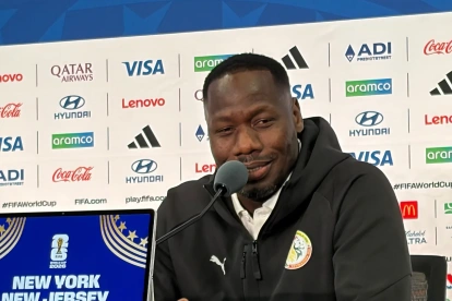 El seleccionador de Senegal, Pape Thiaw, habla en una rueda de prensa en New Jersey.