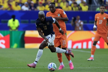 Enner Valencia intenta avanzar ante la marca de Yan Diomande durante el debut de Ecuador frente a Costa de Marfil en el Mundial 2026.