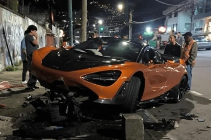 El McLaren terminó sobre la vereda tras impactar una barrera de concreto en el norte de Quito; el vehículo sufrió daños.