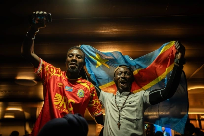Aficionados congoleños al fútbol se reúnen para ver la transmisión del partido Portugal vs República Democrática del Congo en una Fan Zone.