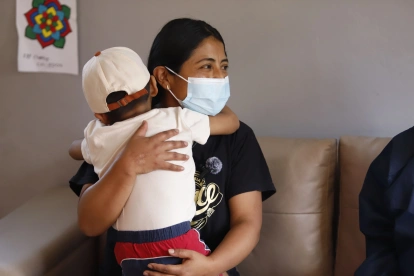 Adriana dejó de trabajar para dedicarse a su hijo. También debe ser su maestra, pues él no  puede ir a la escuela.