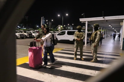 Área de parqueaderos y zona de taxis del Aeropuerto Internacional José Joaquín de Olmedo, en Guayaquil, donde se registró la balacera la tarde del miércoles 17 de junio de 2026