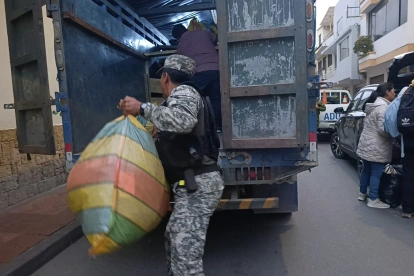 Cerca de cincuenta bultos de prendas de vestir fueron retirados de los establecimientos y trasladados a las bodegas de la Aduana para las investigaciones respectivas.