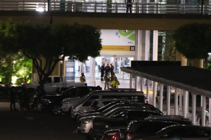 Seis mujeres, familiares de la víctima del ataque armado en el aeropuerto de Guayaquil, permanecían en la zona de arribos mientras la Policía recababa información del caso.