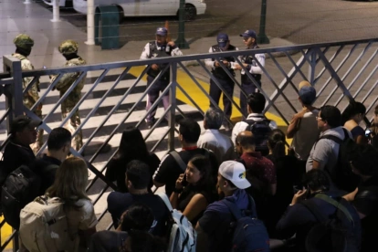 Pasajeros consultan información de vuelos dentro de la terminal, que continúa operativa pese a la emergencia registrada en el exterior.