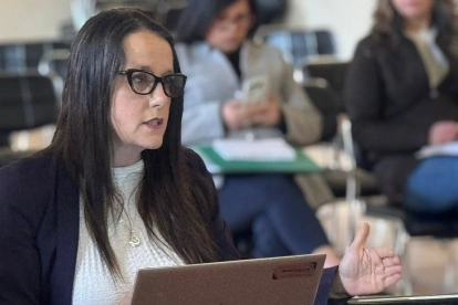 Imagen de Diana González en un encuentro previo, mientras ahora revela propuestas para la Alcaldía de Cuenca tras la suspensión de Cristian Zamora.